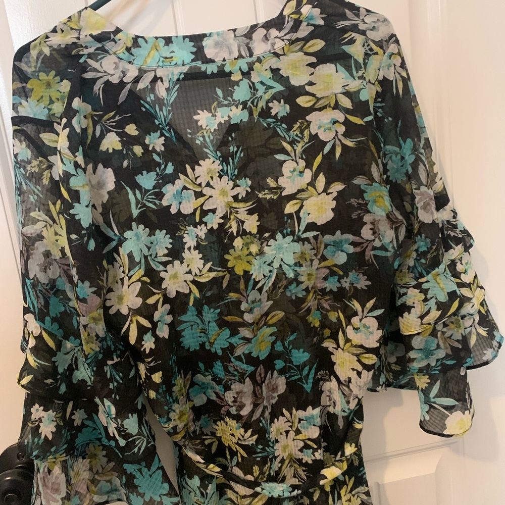 Size small, flora top,ruffles sleeves